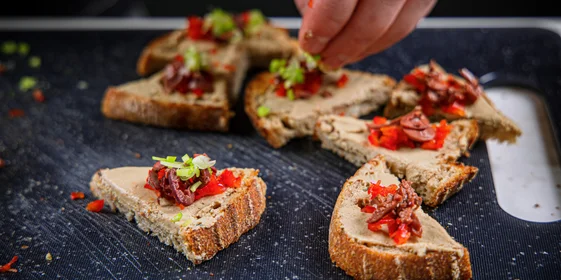 Сверху украсьте нарезанными овощами