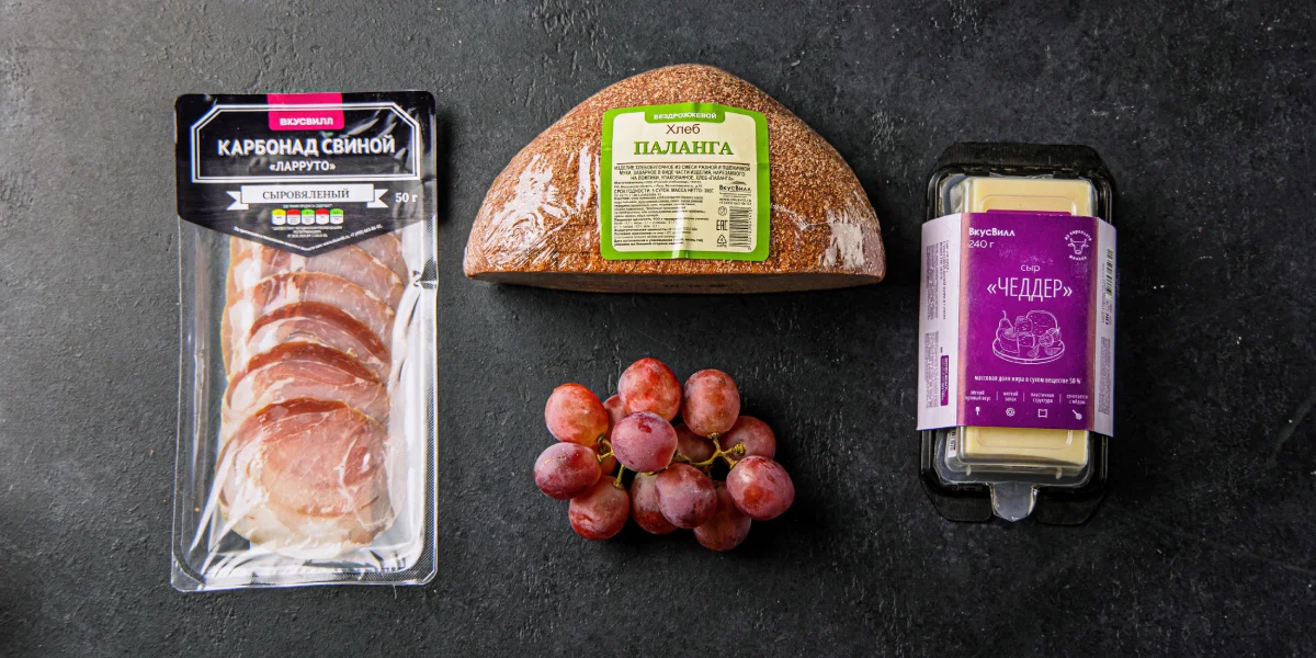 Сыровяленый карбонад украсит и простые бутерброды, и праздничный стол: эти мясные нарезки всегда привлекают внимание и съедаются первыми