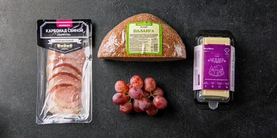 Сыровяленый карбонад украсит и простые бутерброды, и праздничный стол: эти мясные нарезки всегда привлекают внимание и съедаются первыми