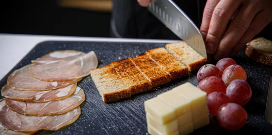 Подрумяньте хлеб с двух сторон на горячей сковороде, добавив оливковое масло, и нарежьте по ширине на длинные полоски