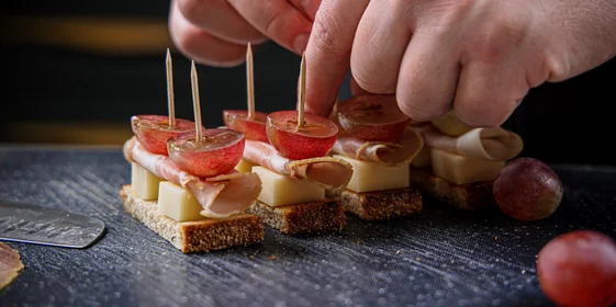 Сверните в трубочки карбонад и соедините все ингредиенты шпажкой