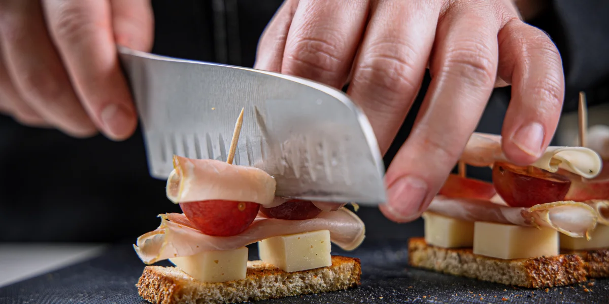 Аккуратно разрежьте острым ножом канапе на две части