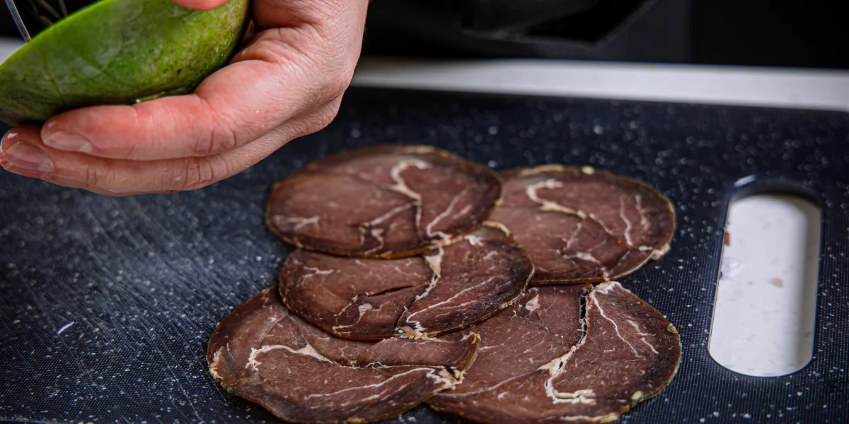 Очистите манго от шкурки