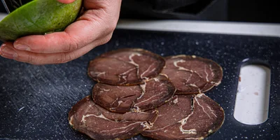 Очистите манго от шкурки