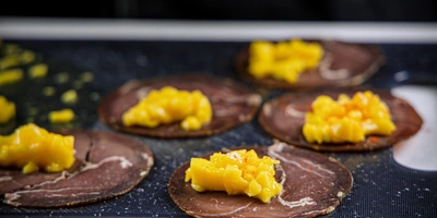 Выложите манго на&nbsp;ломтики говядины и&nbsp;сверните их конвертиками, сверху в&nbsp;качестве украшения присыпьте манго паприкой