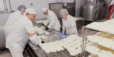 Городецкая сыроварня вручную производит сыр по рецепту, заимствованному у европейских фермеров