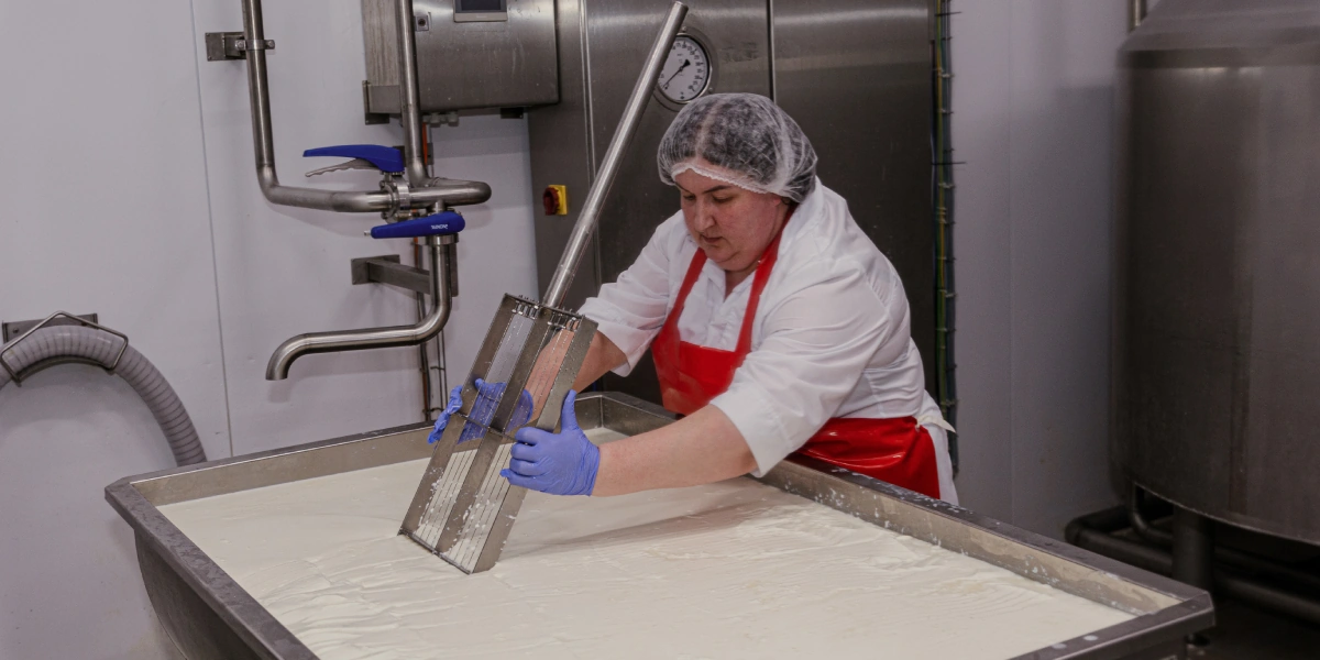 На предприятии действует полный цикл производства: от&nbsp;выращивания и&nbsp;заготовки кормов до&nbsp;получения собственного молока и&nbsp;упаковки готовой продукции