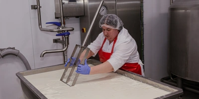 На предприятии действует полный цикл производства: от&nbsp;выращивания и&nbsp;заготовки кормов до&nbsp;получения собственного молока и&nbsp;упаковки готовой продукции