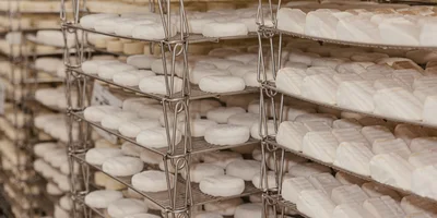 Здесь говорят: «Это позволяет на всех этапах отслеживать качество сыров и работать над их улучшением»