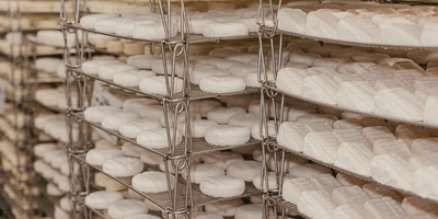 Здесь говорят: «Это позволяет на&nbsp;всех этапах отслеживать качество сыров и&nbsp;работать над&nbsp;их улучшением»