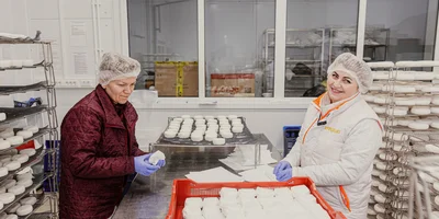 Сыр заворачивают в специальную бумагу, чтобы «законсервировать» пик плесени, иначе она начнёт увядать (белая плесень) или, наоборот, поедать продукт (голубая плесень). В бумаге сыр продолжит созревать по пути в магазин и даже в нём