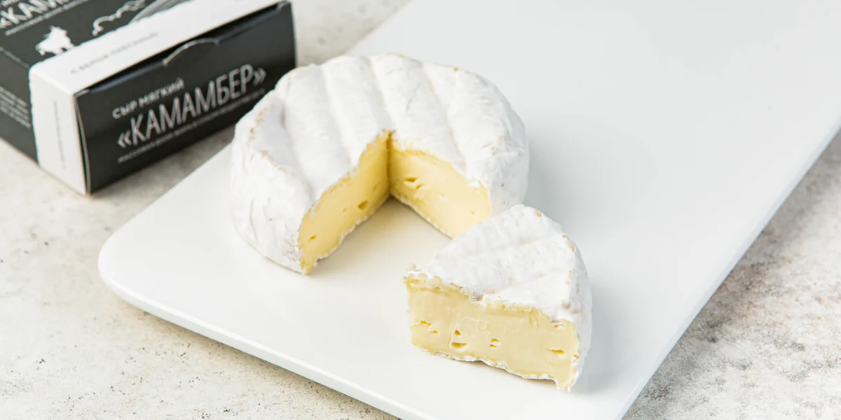 Традиционный французский деликатесный сыр. Обладает нежной мякотью кремового цвета, покрытой корочкой белой плесени с красноватыми вкраплениями