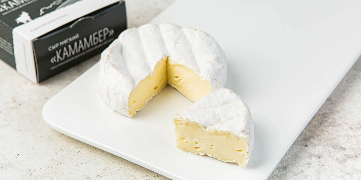 Традиционный французский деликатесный сыр. Обладает нежной мякотью кремового цвета, покрытой корочкой белой плесени с&nbsp;красноватыми вкраплениями