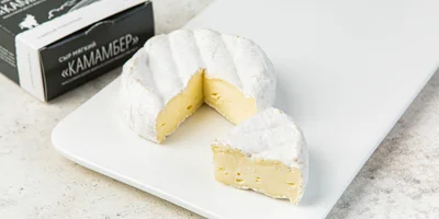 Традиционный французский деликатесный сыр. Обладает нежной мякотью кремового цвета, покрытой корочкой белой плесени с красноватыми вкраплениями