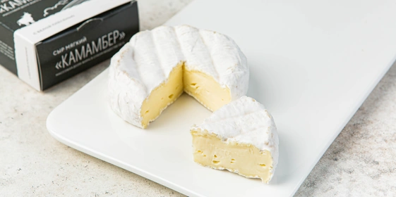 Традиционный французский деликатесный сыр. Обладает нежной мякотью кремового цвета, покрытой корочкой белой плесени с&nbsp;красноватыми вкраплениями