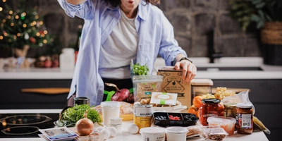 Лена, мы всё уронили: как за&nbsp;1,5 часа накрыть праздничный стол 