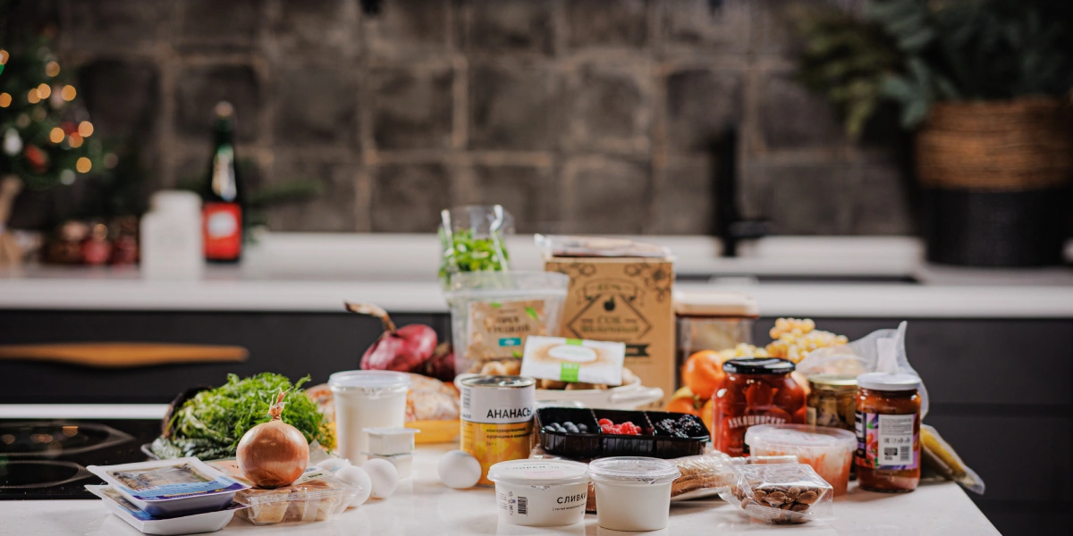 Лена, мы всё уронили: как за&nbsp;1,5 часа накрыть праздничный стол 