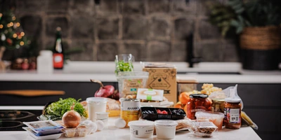 Лена, мы всё уронили: как за&nbsp;1,5 часа накрыть праздничный стол 