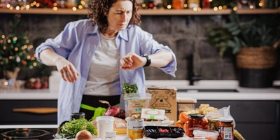 Лена, мы всё уронили: как за&nbsp;1,5 часа накрыть праздничный стол 