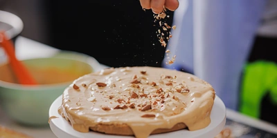 Лена, мы всё уронили: как за&nbsp;1,5 часа накрыть праздничный стол 