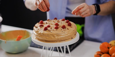 Лена, мы всё уронили: как за&nbsp;1,5 часа накрыть праздничный стол 