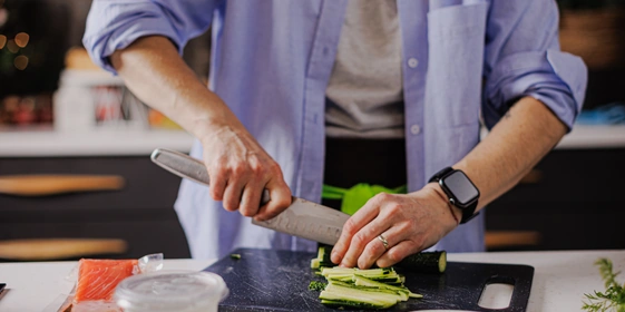 Лена, мы всё уронили: как за&nbsp;1,5 часа накрыть праздничный стол 