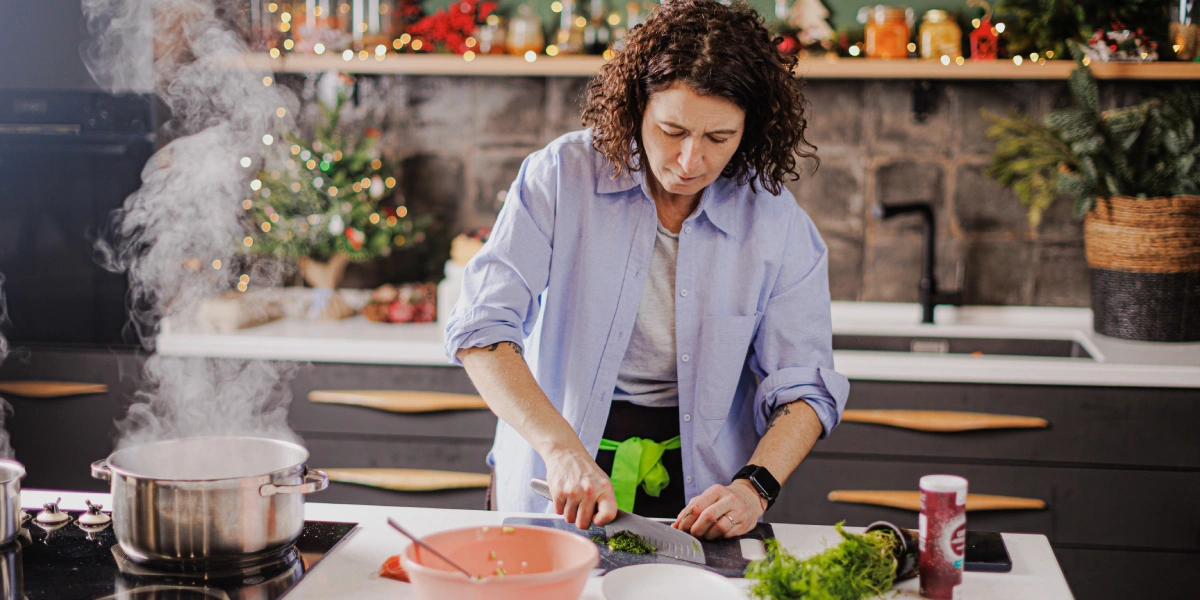 Лена, мы всё уронили: как за&nbsp;1,5 часа накрыть праздничный стол 