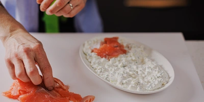 Лена, мы всё уронили: как за&nbsp;1,5 часа накрыть праздничный стол 