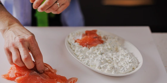 Лена, мы всё уронили: как за&nbsp;1,5 часа накрыть праздничный стол 