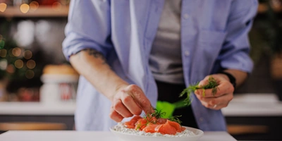 Лена, мы всё уронили: как за&nbsp;1,5 часа накрыть праздничный стол 