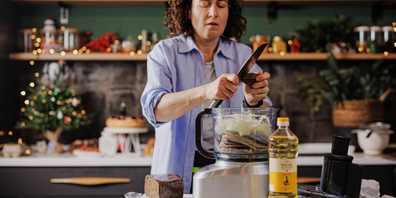 Лена, мы всё уронили: как за&nbsp;1,5 часа накрыть праздничный стол 