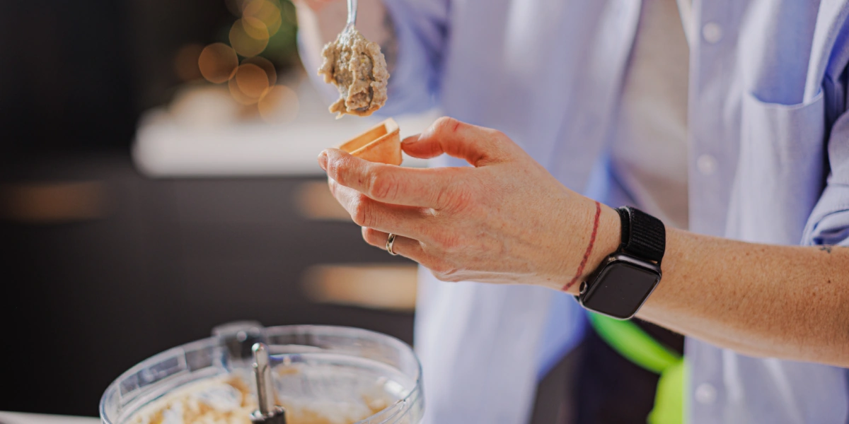 Лена, мы всё уронили: как за&nbsp;1,5 часа накрыть праздничный стол 