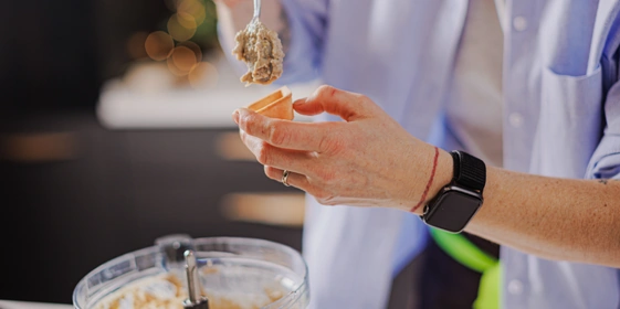 Лена, мы всё уронили: как за&nbsp;1,5 часа накрыть праздничный стол 