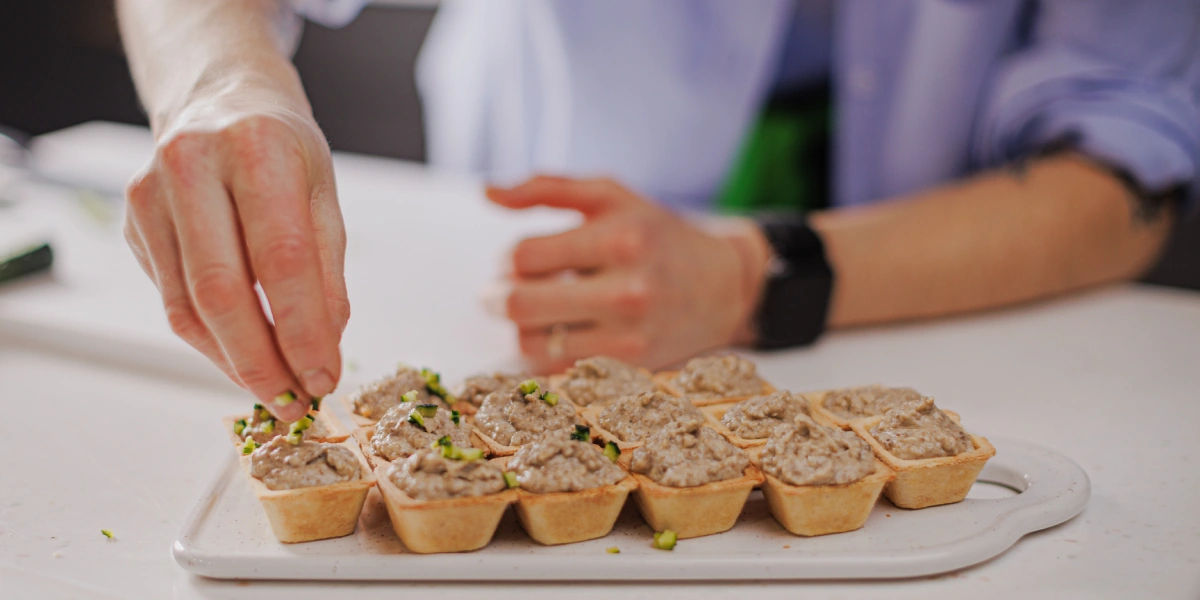 Лена, мы всё уронили: как за&nbsp;1,5 часа накрыть праздничный стол 