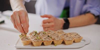 Лена, мы всё уронили: как за&nbsp;1,5 часа накрыть праздничный стол 