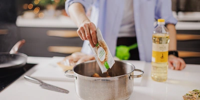 Лена, мы всё уронили: как за&nbsp;1,5 часа накрыть праздничный стол 