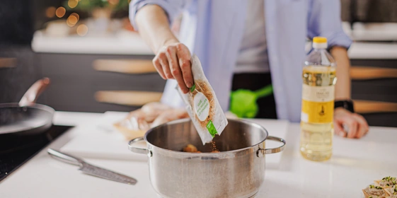 Лена, мы всё уронили: как за&nbsp;1,5 часа накрыть праздничный стол 