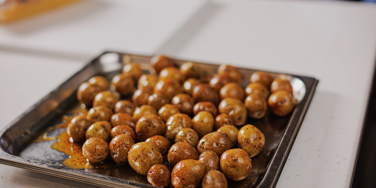 Лена, мы всё уронили: как за&nbsp;1,5 часа накрыть праздничный стол 