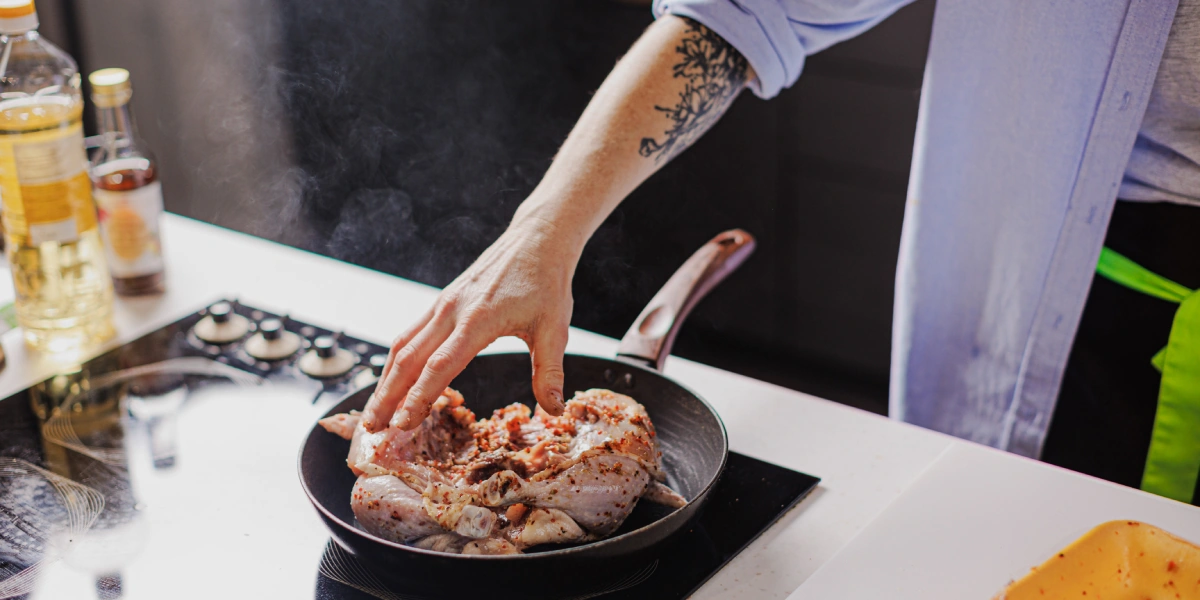 Лена, мы всё уронили: как за&nbsp;1,5 часа накрыть праздничный стол 