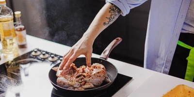 Лена, мы всё уронили: как за&nbsp;1,5 часа накрыть праздничный стол 