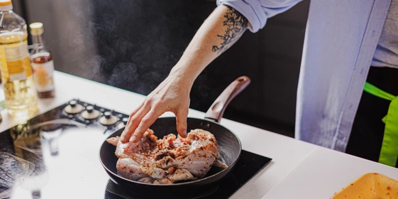 Лена, мы всё уронили: как за&nbsp;1,5 часа накрыть праздничный стол 