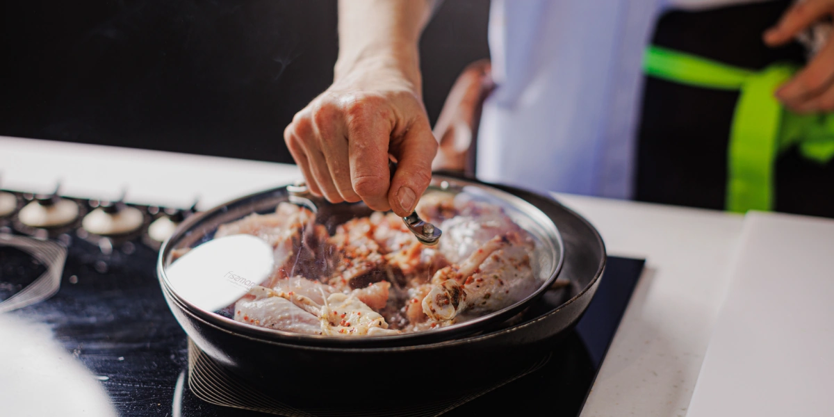 Лена, мы всё уронили: как за&nbsp;1,5 часа накрыть праздничный стол 