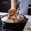 Лена, мы всё уронили: как за 1,5 часа накрыть праздничный стол