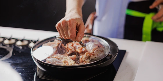 Лена, мы всё уронили: как за&nbsp;1,5 часа накрыть праздничный стол 