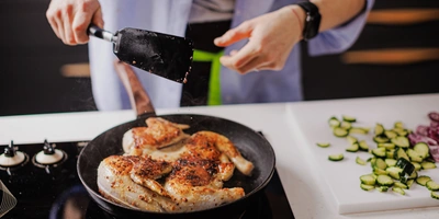 Лена, мы всё уронили: как за&nbsp;1,5 часа накрыть праздничный стол 