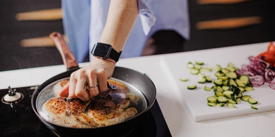 Лена, мы всё уронили: как за&nbsp;1,5 часа накрыть праздничный стол 