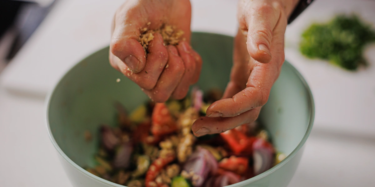 Лена, мы всё уронили: как за&nbsp;1,5 часа накрыть праздничный стол 