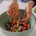 Лена, мы всё уронили: как за 1,5 часа накрыть праздничный стол