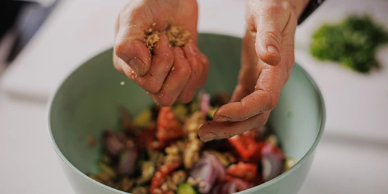 Лена, мы всё уронили: как за&nbsp;1,5 часа накрыть праздничный стол 