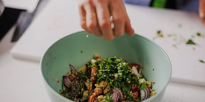 Лена, мы всё уронили: как за&nbsp;1,5 часа накрыть праздничный стол 